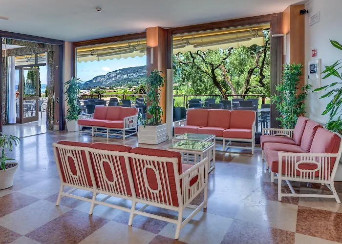 Отель Poiano Garda Костермано